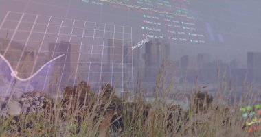 Şehir manzarası üzerinde finansal grafik ve veri işleme resmi. Küresel iş, finans, veri işleme ve dijital arayüz kavramı, dijital olarak oluşturulmuş görüntü.