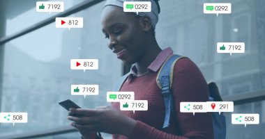 Akıllı telefon kullanan Afrikalı Amerikalı kadınların sayısının giderek arttığı sosyal medya simgeleri. Küresel sosyal medya, teknoloji ve dijital arayüz kavramı, dijital olarak oluşturulmuş görüntü.