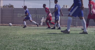 Çeşitli erkek futbolcu grupları üzerinde şifrelenmiş arayüz ekranı görüntüsü. Spor, rekabet, fitness ve teknoloji konsepti, dijital olarak üretilen görüntü.