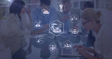 Çeşitli iş adamları üzerinde dijital simge ağı görüntüsü. küresel iş, finans, ağ ve dijital arayüz kavramı, dijital olarak oluşturulmuş görüntü.