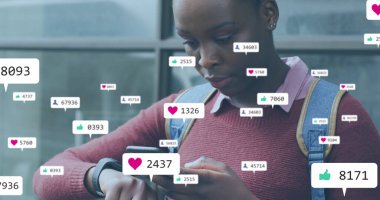 Akıllı telefon kullanan Afrikalı Amerikalı kadınların sayısının giderek arttığı sosyal medya simgeleri. Küresel sosyal medya, teknoloji ve dijital arayüz kavramı, dijital olarak oluşturulmuş görüntü.