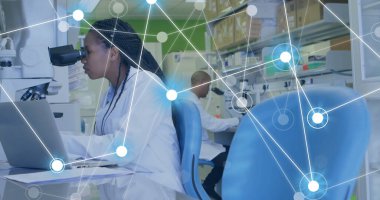 Laboratuvarda çalışan Afrika kökenli Amerikalı kadın bilim adamı üzerindeki bağlantıların resmi. Küresel bilim, bağlantılar ve dijital arayüz kavramı, dijital olarak oluşturulmuş görüntü.