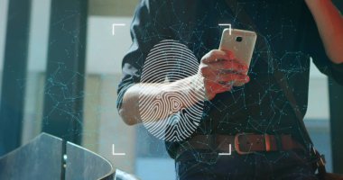 Kafkasyalı iş adamının akıllı telefon kullanmasından kaynaklanan finansal veriler. Küresel iş iletişimi ve veri ağı konsepti, dijital olarak oluşturulmuş görüntü.