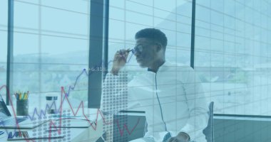 Mali grafikler ve Afrika kökenli Amerikalı bir adam hakkındaki veriler. İş, finans ve ekonomi kavramı, dijital olarak üretilen imaj.