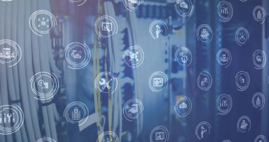 Mavi arkaplandaki bilgisayar kablolarının üzerindeki simge ve ışık görüntüsü. küresel ağ, veri işleme ve teknoloji konsepti, dijital olarak oluşturulmuş görüntü.