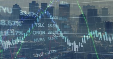 Şehir manzarası üzerinde finansal grafik ve veri işleme resmi. Küresel iş, finans, veri işleme ve dijital arayüz kavramı, dijital olarak oluşturulmuş görüntü.