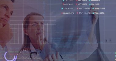 Düşünceli beyaz erkek ve kadın doktor yerine finansal grafikler. Sağlık, ilaç, finans ve ekonomi konsepti, dijital olarak üretilen imaj.