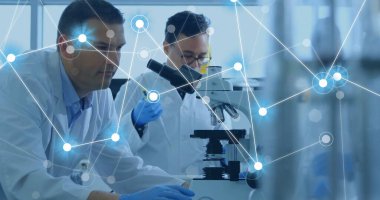 Laboratuvarda çalışan çeşitli erkek bilim adamları üzerindeki bağlantı ağının görüntüsü. Küresel bilim, bağlantılar ve dijital arayüz kavramı, dijital olarak oluşturulmuş görüntü.