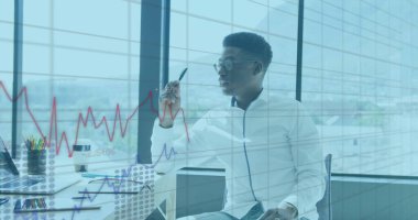 Mali grafikler ve Afrika kökenli Amerikalı bir adam hakkındaki veriler. İş, finans ve ekonomi kavramı, dijital olarak üretilen imaj.