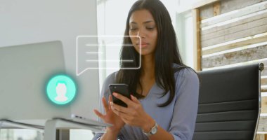 İş kadınının telefon kulaklığı kullanarak dijital iş kadınına karşı akıllı telefon kullanması. Sosyal medya ve dijital arayüz kavramı, dijital olarak oluşturulmuş görüntü.