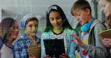 Grafiklerle, ses dalgalarıyla, tablet üzerinde çalışan çok ırklı öğrencilerle ilgili verilerle oluşan bir arayüz. Dijital bileşik, çoklu pozlama, veritabanı, çocukluk, eğitim, e-öğrenme ve teknoloji.