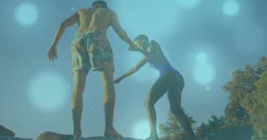 Çeşitli çiftlerin el ele tutuşmalarındaki parlak noktalar. Yaşam tarzı ve boş zaman konsepti, dijital olarak oluşturulmuş görüntü.