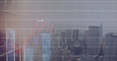 Şehir manzarası üzerinde finansal grafik ve veri işleme resmi. Küresel iş, finans, veri işleme ve dijital arayüz kavramı, dijital olarak oluşturulmuş görüntü.