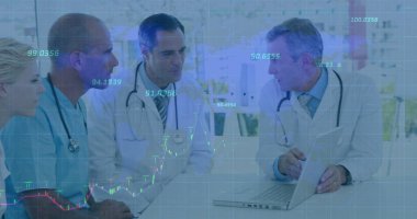 Bir grup farklı doktor ve sağlık çalışanının hastanede tartıştığı finansal veri işleme. Tıbbi sağlık ve teknoloji konsepti