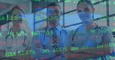 Hastanede gülümseyen çeşitli doktorların ve sağlık çalışanlarının portresi üzerinde borsa verileri işleniyor. Tıbbi sağlık ve teknoloji konsepti