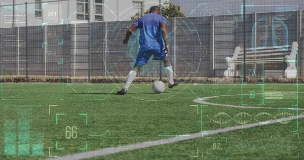 Afrika kökenli Amerikalı erkek futbolcu topunun sahadaki eğitiminin arayüz işleme verisi. Spor, rekabet, fitness ve teknoloji konsepti, dijital olarak üretilen görüntü.