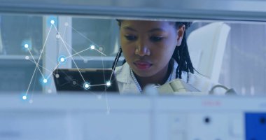 Laboratuvarda çalışan Afrika kökenli Amerikalı kadın bilim adamı üzerindeki bağlantıların resmi. Küresel bilim, bağlantılar ve dijital arayüz kavramı, dijital olarak oluşturulmuş görüntü.