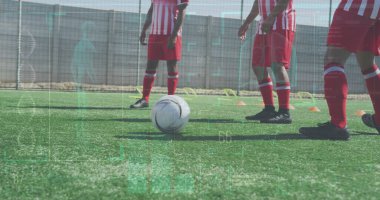 Futbolcuya tekme atarken veri işleme görüntüsü. Spor, rekabet, eğlence ve teknoloji konsepti dijital olarak oluşturulmuş görüntü.