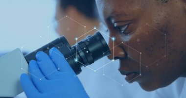 Laboratuvarda çalışan Afrika kökenli Amerikalı kadın bilim adamı üzerindeki bağlantıların resmi. Küresel bilim, bağlantılar ve dijital arayüz kavramı, dijital olarak oluşturulmuş görüntü.