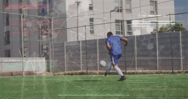 Afrika kökenli Amerikalı erkek futbolcunun sahada topa vuruşuyla ilgili arayüz işleme verileri. Spor, rekabet, fitness ve teknoloji konsepti, dijital olarak üretilen görüntü.