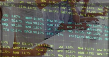 Toplantı odasında çeşitli iş adamlarından oluşan bir grubun orta kesiminde borsa verileri işleniyor. küresel finans ve iş teknolojisi kavramı