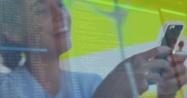 Akıllı telefon kullanan mutlu, beyaz bir kadının üzerindeki çizgilerin ve veri işleme görüntüsü. Veri işleme, iletişim ve teknoloji cihazları konsepti, dijital olarak oluşturulmuş görüntü.