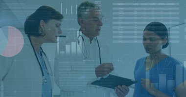 Muayene sırasında çeşitli kadın ve erkek doktorların grafikleri ve verileri. tıp, sağlık, ekonomi ve teknoloji kavramı. ,.