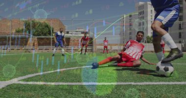 Sahada oynayan farklı erkek futbolcuların arayüz işleme verilerinin görüntüsü. Spor, rekabet, fitness ve teknoloji konsepti, dijital olarak üretilen görüntü.