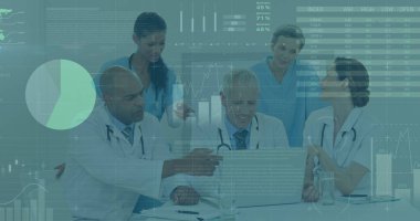 Grafikler ve veriler dizüstü bilgisayarı olan mutlu kadın ve erkek doktorların üzerinde. tıp, sağlık, ekonomi ve teknoloji kavramı. ,.