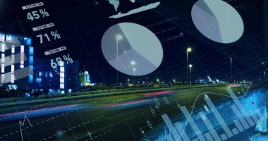 Gece şehir trafiğinin hava görüntüsüne karşı istatistiksel veri işleme görüntüsü. Bilgisayar arayüzü ve iş teknolojisi kavramı