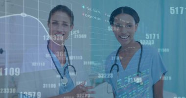 Çeşitli kadın doktor ve sağlık çalışanlarının hastanede tartıştığı borsa verileri. Tıbbi sağlık ve teknoloji konsepti