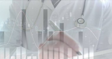 Kafkasyalı doktor raporunun orta kısmında hareket eden dijital çoklu grafiklerin görüntüsü. Dijital bileşik, çoklu pozlama, hologram, bilgi, fütüristik, tıbbi ve sağlık hizmetleri.