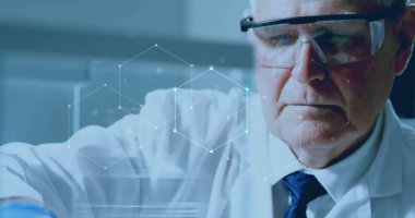 Laboratuvarda çalışan beyaz erkek bilim adamı üzerindeki bağlantı ağının görüntüsü. Küresel bilim, bağlantılar ve dijital arayüz kavramı, dijital olarak oluşturulmuş görüntü.