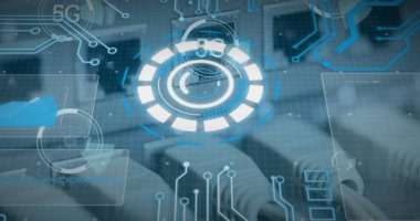 Bilgisayar kabloları üzerinden 5G ve veri işleme görüntüsü. Bilgisayar kablolarını kontrol eden beyaz kadın üzerinden veri işleme görüntüsü.