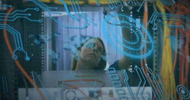 Kafkasyalı bir kadının bilgisayar kablolarını kontrol ederken görüntüsü. Bilgisayar kablolarını kontrol eden beyaz kadın üzerinden veri işleme görüntüsü.