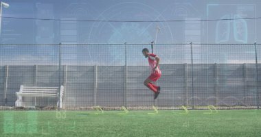 Atış engellerinde erkek futbolcu eğitimine ilişkin arayüz işleme verilerinin görüntüsü. Spor, rekabet, fitness ve teknoloji konsepti, dijital olarak üretilen görüntü.