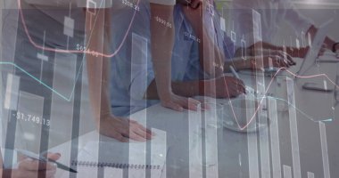 Finansal grafiklerin görüntüsü farklı iş adamlarının elleri üzerinde çalışıyor. finans, ekonomi ve iş konsepti, dijital olarak oluşturulmuş görüntü.