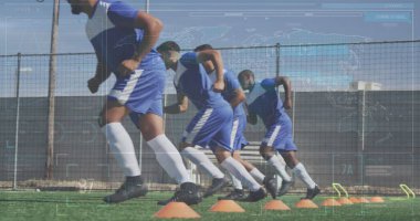 Koşan futbolcunun veri işleme görüntüsü. Spor, rekabet, eğlence ve teknoloji konsepti dijital olarak oluşturulmuş görüntü.