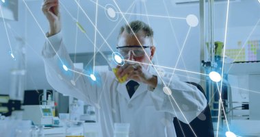 Laboratuvarda çalışan beyaz erkek bilim adamı üzerindeki bağlantı ağının görüntüsü. Küresel bilim, bağlantılar ve dijital arayüz kavramı, dijital olarak oluşturulmuş görüntü.