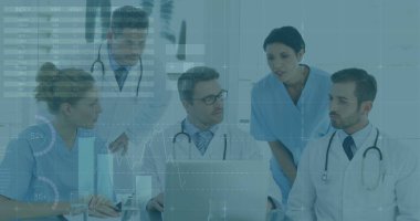 Grafikler ve veriler dizüstü bilgisayarı olan mutlu kadın ve erkek doktorların üzerinde. tıp, sağlık, ekonomi ve teknoloji kavramı. ,.