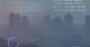 Şehir manzarası üzerinde finansal grafik ve veri işleme resmi. Küresel iş, finans, veri işleme ve dijital arayüz kavramı, dijital olarak oluşturulmuş görüntü.