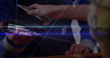 Ödeme terminali olan beyaz adamın mali grafikleri ve veri işleme görüntüsü. Finans, ekonomi, iş ve kablosuz ödemeler konsepti, dijital olarak oluşturulmuş görüntü.