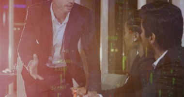 Ofisteki çeşitli iş adamlarının veri işleme görüntüsü. Küresel iş ve dijital arayüz kavramı, dijital olarak oluşturulmuş görüntü.