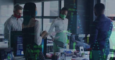 Ofiste maske takıp tartışan çeşitli ofis arkadaşlarıyla ilgili mali veri işlemleri. Küresel finans ve iş teknolojisi kavramı