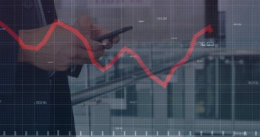 Akıllı telefon kullanan kişinin finansal veri işleme görüntüsü. küresel iş, finans, veri işleme ve dijital arayüz kavramı, dijital olarak oluşturulmuş görüntü.