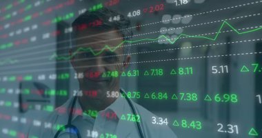 Finansal veriler, not alan Kafkasyalı mutlu erkek doktorun görüntüsü. sağlık, tıp mesleği, finans ve ekonomi konsepti, dijital olarak üretilen imaj.