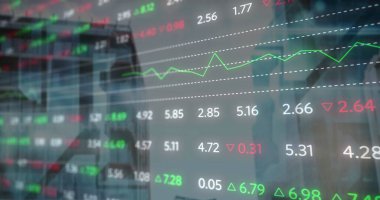 Şehir manzarası üzerinde veri işleme resmi. küresel iş, finans, bağlantılar ve dijital arayüz konsepti, dijital olarak oluşturulmuş görüntü.