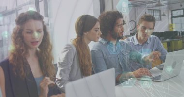 Ofisteki çeşitli kadın ve erkek iş arkadaşları üzerindeki ikonlarla olan bağlantıların görüntüsü. İş, işbirliği ve teknoloji konseptiyle çalışma, dijital olarak oluşturulmuş görüntü.