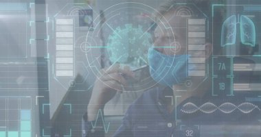 Beyaz tahtada yazan yüz maskesi takan adama karşı tıbbi veri işleme ile dijital arayüz. Tıbbi araştırma teknolojisi ve covid-19 salgın konsepti