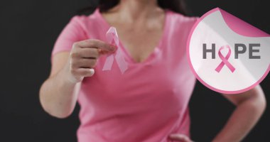 Siyah arka planda pembe kurdeleli beyaz kadın yerine umut mesajı. Göğüs kanseri farkındalığı konsepti, dijital olarak üretilen görüntü.